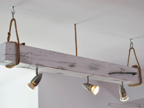 Lampa ozdobna z belki drewnianej