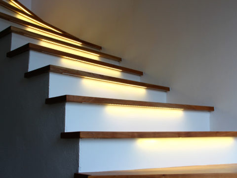 Podświetlenie schodów taśmami LED